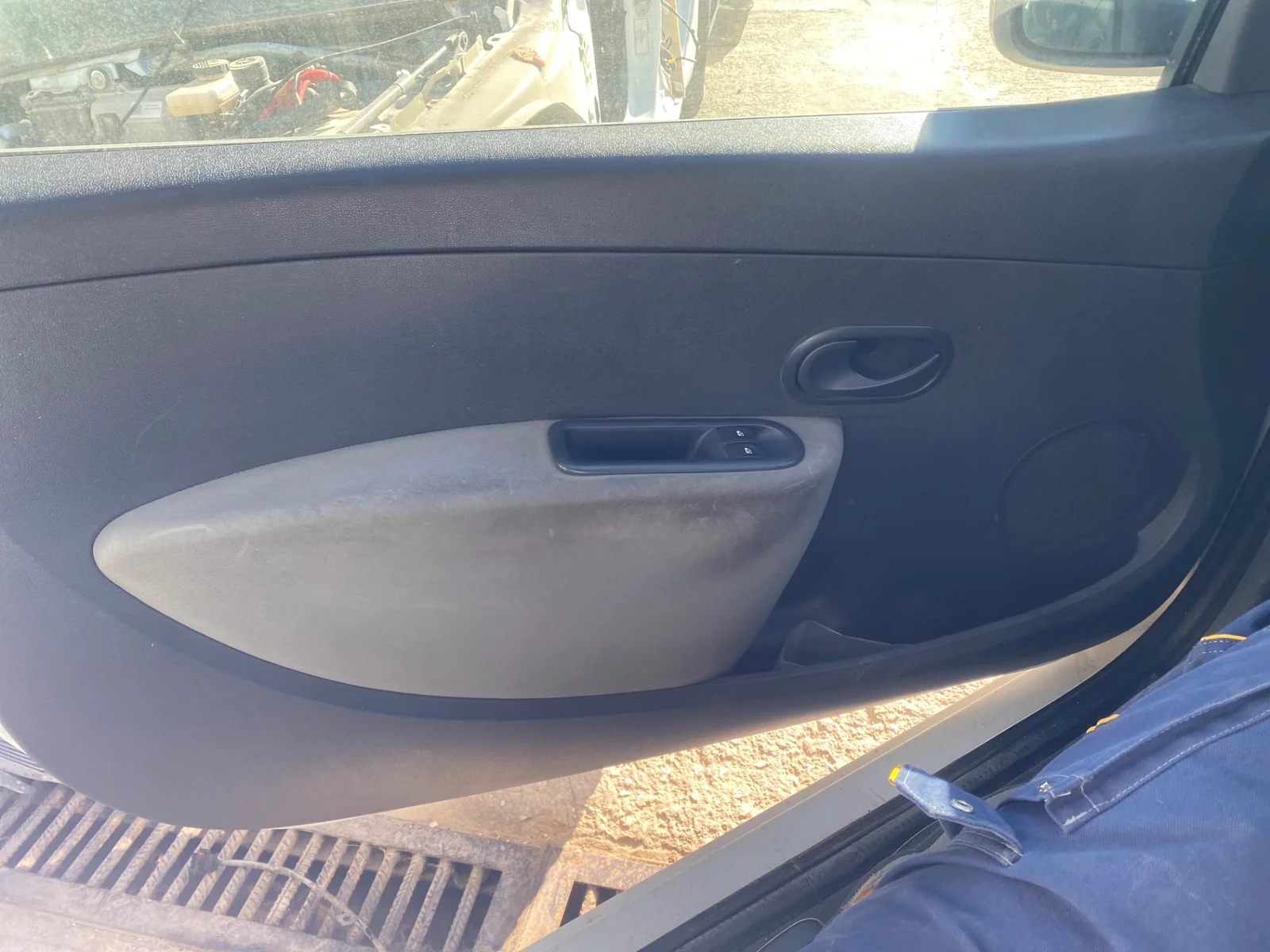 Foto de GUARNECIDO PUERTA DELANTERA IZQUIERDA RENAULT CLIO III 1.5 dCi Diesel (68 CV / 50 KW)
