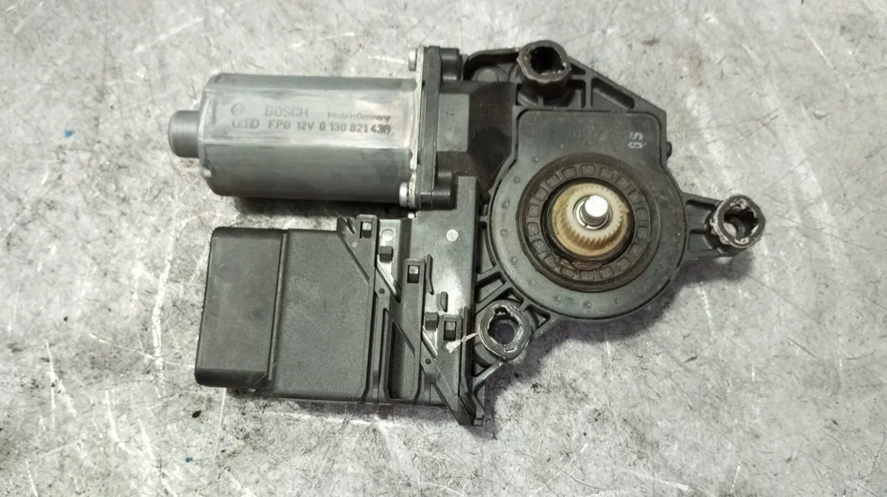 Foto de MOTOR ELEVALUNAS TRASERO DERECHO VOLKSWAGEN GOLF V (1K1)(10.2003) 1.9 TDI (105 CV / 77 KW) referencia 1K4839402E