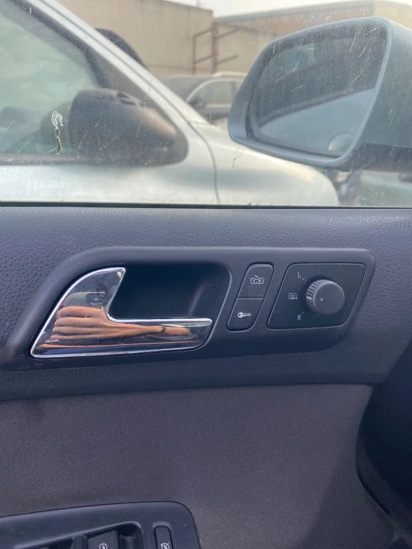 Foto de MANETA INTERIOR DELANTERA IZQUIERDA VOLKSWAGEN POLO IV (9N3) 1.4 FSI (86 CV / 63 KW)