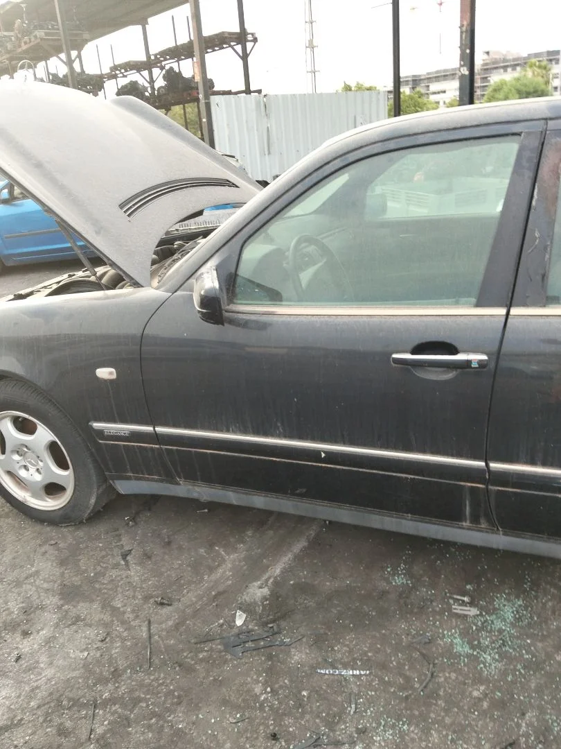 Foto de PUERTA DELANTERA IZQUIERDA MERCEDES-BENZ CLASE E (BM 210) BERLINA 3.0 Diesel CAT (136 CV / 100 KW) referencia A210720150528