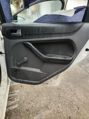 Foto de GUARNECIDO PUERTA TRASERA DERECHA FORD FOCUS BERLINA (CAP) 1.6 TDCi CAT (90 CV / 66 KW)