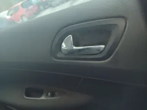 Foto de MANETA INTERIOR TRASERA IZQUIERDA PEUGEOT 308 1.6 16V HDi (90 CV / 66 KW)