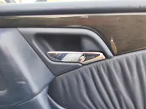 Foto de MANETA INTERIOR TRASERA DERECHA MERCEDES-BENZ CLASE E (BM 210) BERLINA 3.0 Turbodiesel CAT (177 CV / 130 KW)