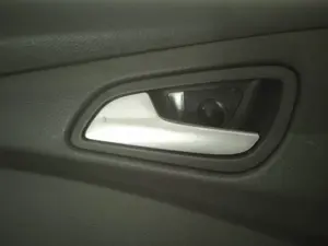 Foto de MANETA INTERIOR TRASERA IZQUIERDA FORD FOCUS BERLINA (CEW) 1.0 EcoBoost CAT (125 CV / 92 KW) referencia AM51U22601BEW