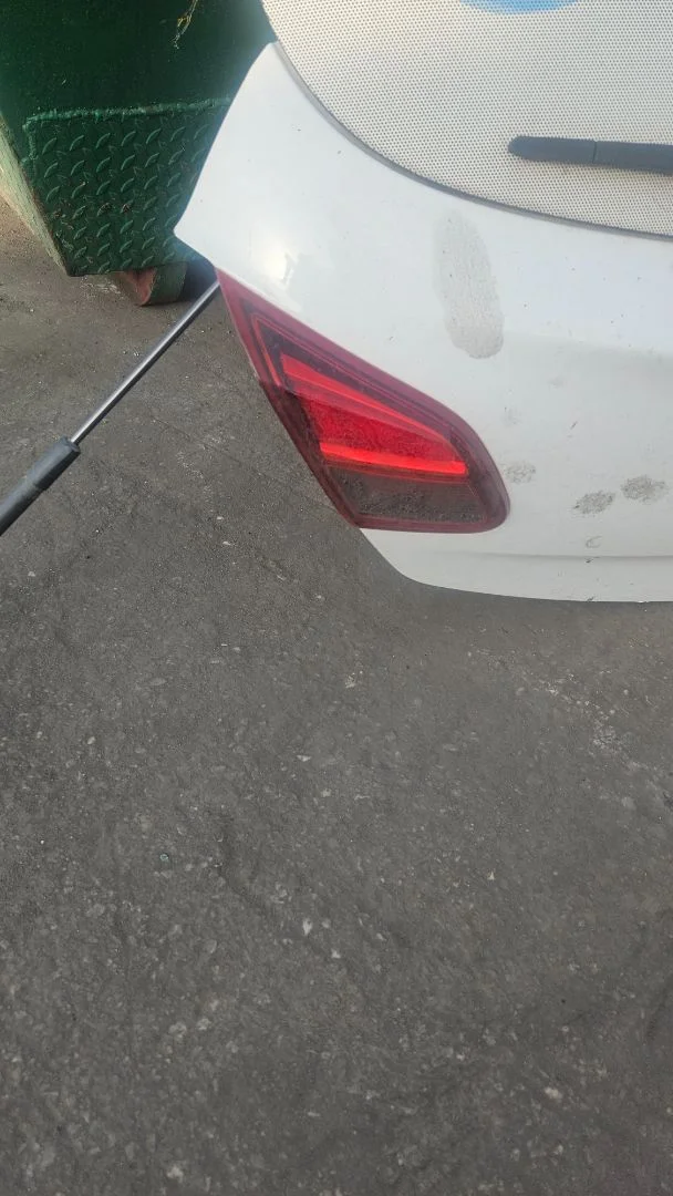Foto de PILOTO TRASERO IZQUIERDO OPEL CORSA E 1.2 (69 CV / 51 KW)