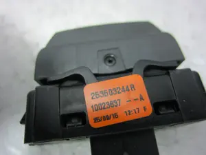 Foto de INTERRUPTOR DACIA DOKKER 1.5 dCi Diesel FAP CAT (90 CV / 66 KW) referencia 253503244R foto 2