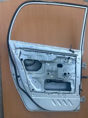 Foto de PUERTA TRASERA IZQUIERDA HYUNDAI ATOS (EM) 1.1 12V CAT (58 CV / 43 KW) foto 4