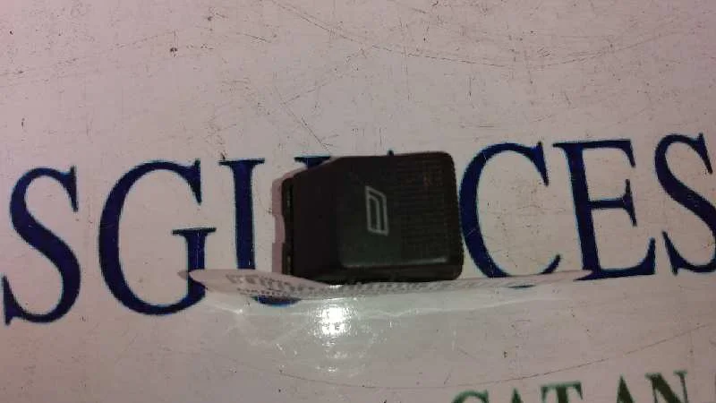 Foto de MANDO ELEVALUNAS DELANTERO DERECHO SEAT AROSA (6H1) referencia 6H0959855A
