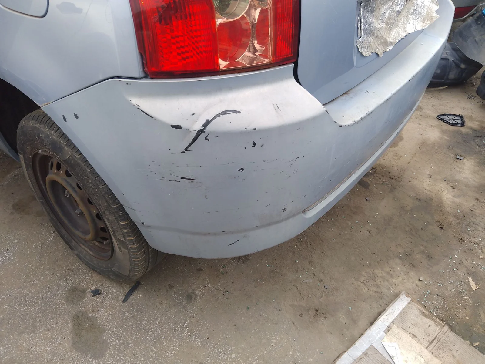 Foto de PARAGOLPES TRASERO TOYOTA COROLLA (E12) 1.4 16V CAT (97 CV / 71 KW)