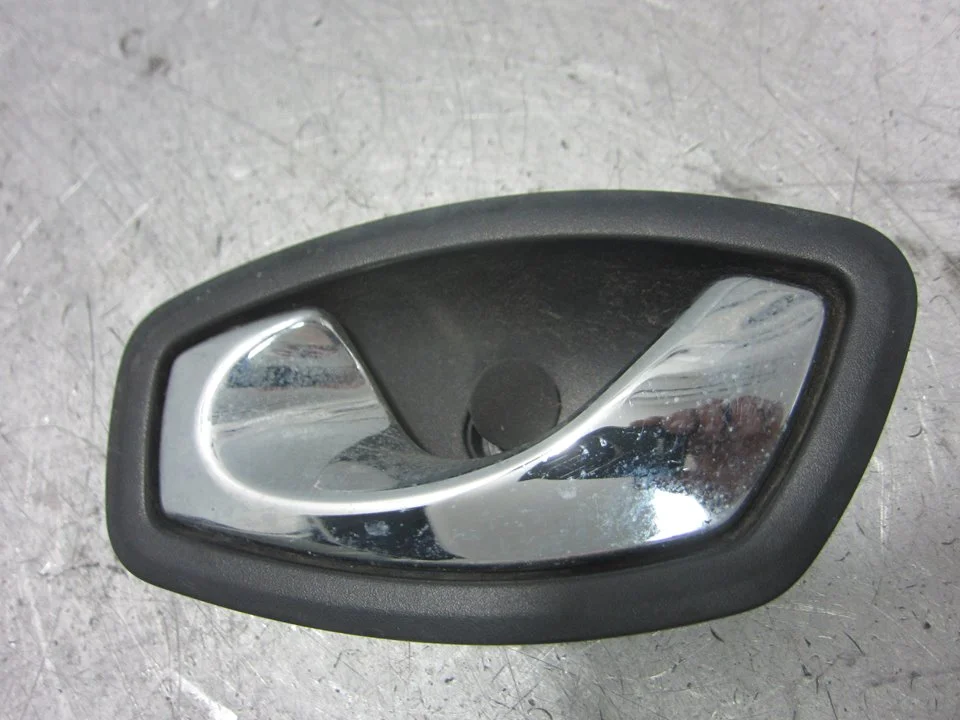 Foto de MANETA INTERIOR TRASERA IZQUIERDA RENAULT CAPTUR I 1.5 dCi Diesel FAP Energy (90 CV / 66 KW) referencia 806700006R