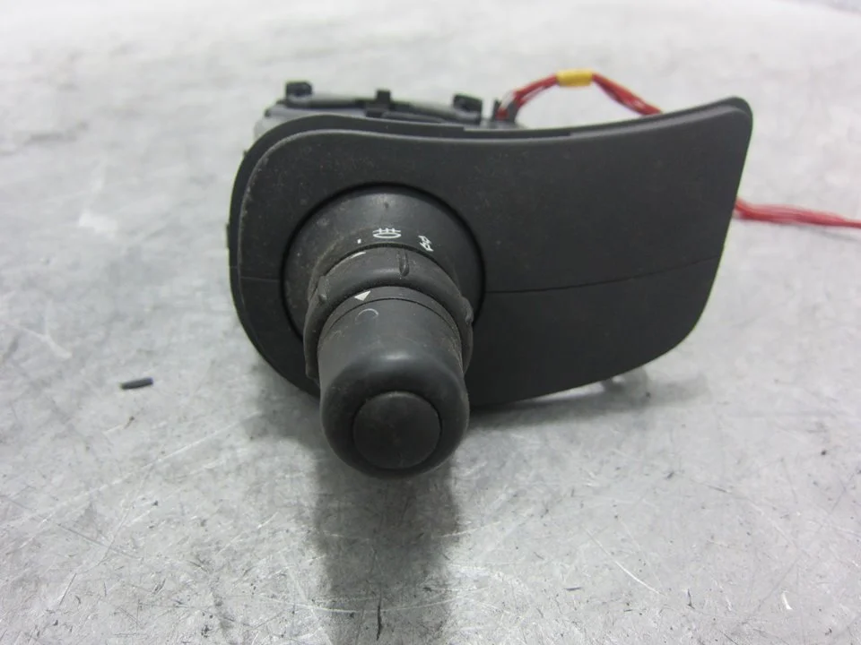 Foto de MANDO MULTIFUNCION RENAULT CLIO III 1.5 dCi Diesel FAP (75 CV / 55 KW) referencia 88103007