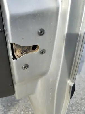 Foto de CERRADURA PUERTA DELANTERA DERECHA FORD FOCUS FAMILIAR (CAK) 1.8 16V CAT (116 CV / 85 KW) referencia 4692456 foto 2