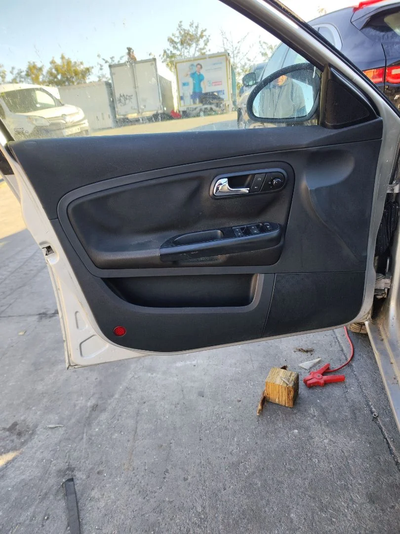 Foto de GUARNECIDO PUERTA DELANTERA IZQUIERDA SEAT CORDOBA BERLINA (6L2) 1.9 TDI (131 CV / 96 KW) referencia 6L4867011AKFKZ