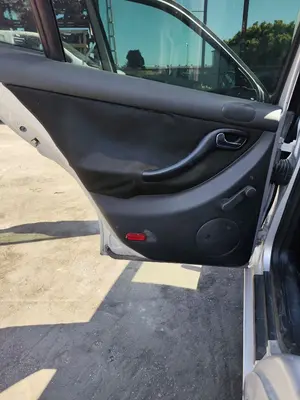 Foto de GUARNECIDO PUERTA TRASERA IZQUIERDA SEAT LEON (1M1) 1.9 TDI (90 CV / 66 KW)