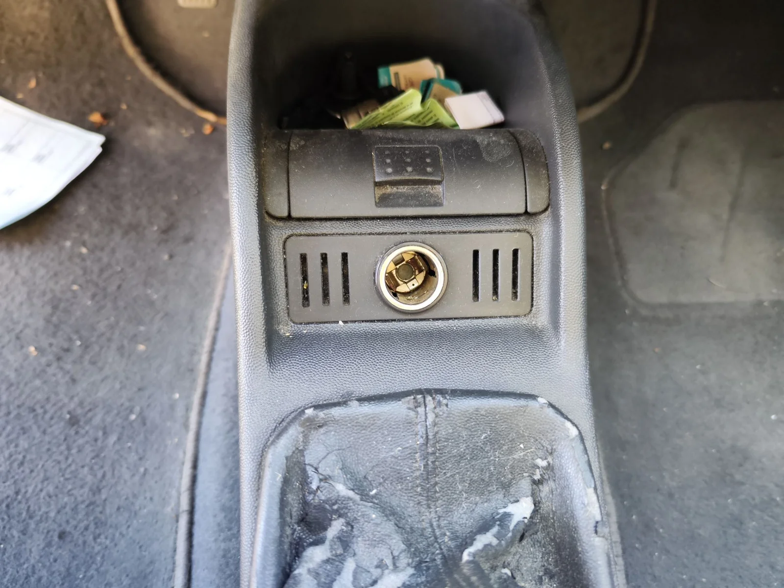 Foto de CENICERO OPEL CORSA C 1.2 16V CAT (Z 12 XE / LW4) (75 CV / 55 KW) referencia 24424602