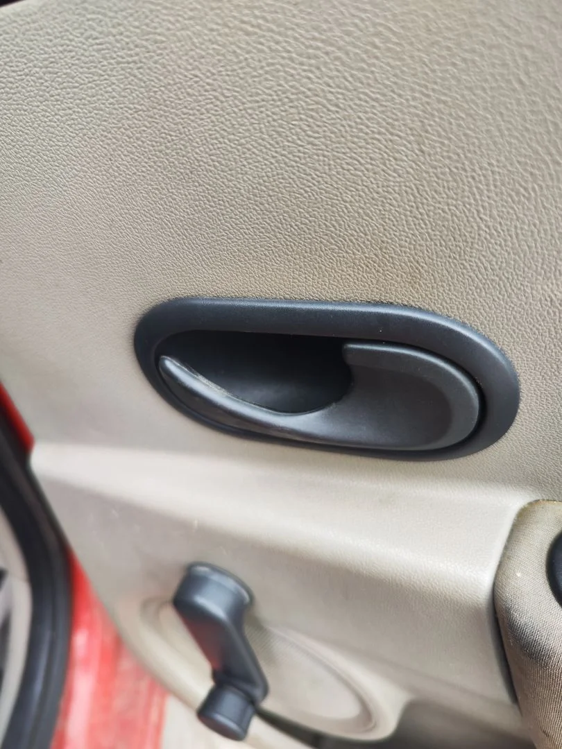 Foto de MANETA INTERIOR TRASERA DERECHA RENAULT CLIO III 1.5 dCi Diesel CAT (86 CV / 63 KW)