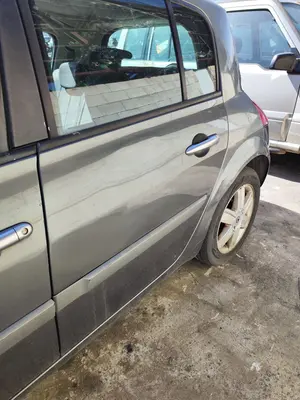 Foto de PUERTA TRASERA IZQUIERDA RENAULT MEGANE II BERLINA 5P 1.5 dCi Diesel (101 CV / 74 KW) referencia 7751473732 foto 2