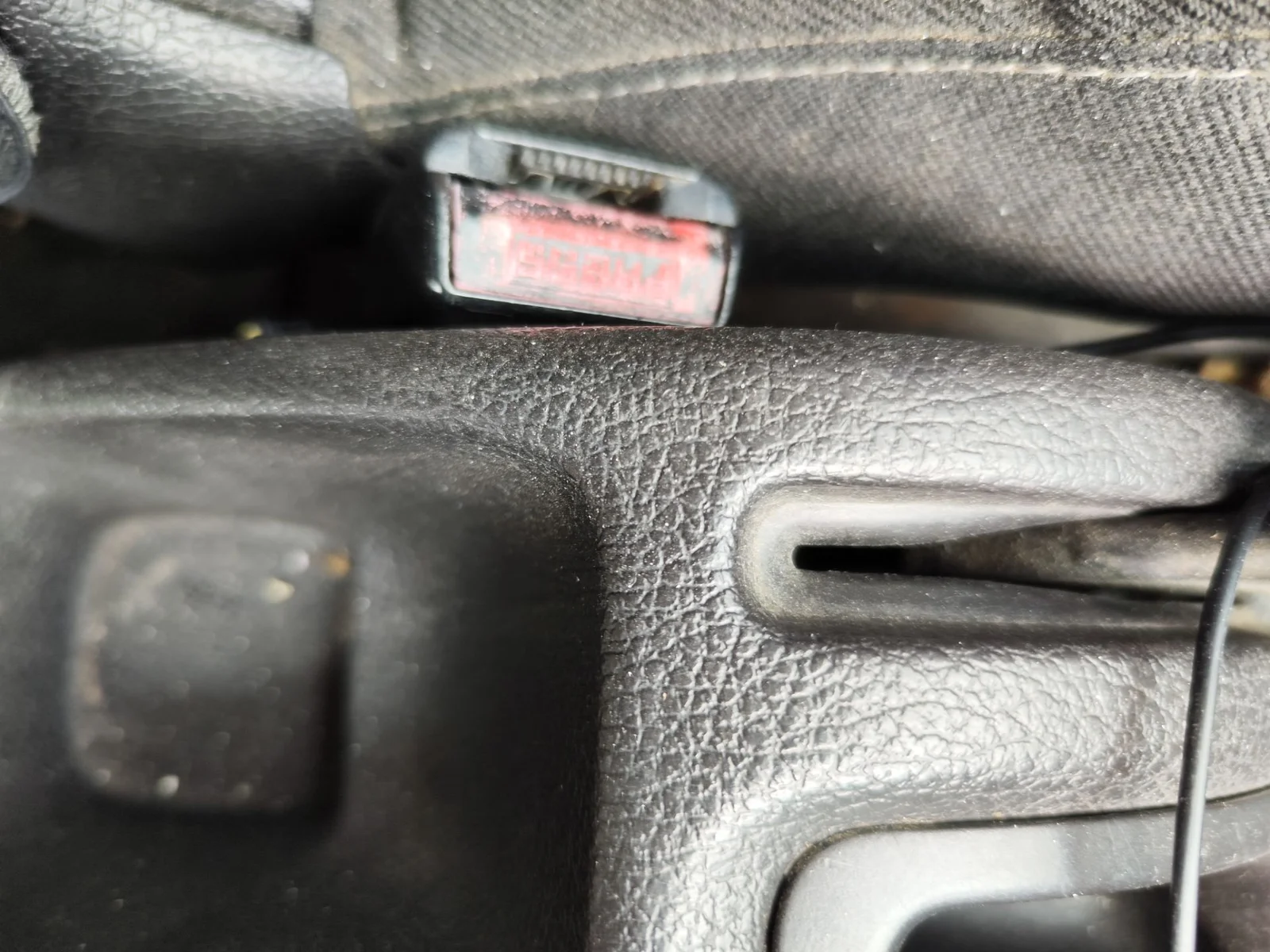 Foto de ENGANCHE CINTURON DELANTERO IZQUIERDO PEUGEOT 206 1.4 (75 CV / 55 KW)