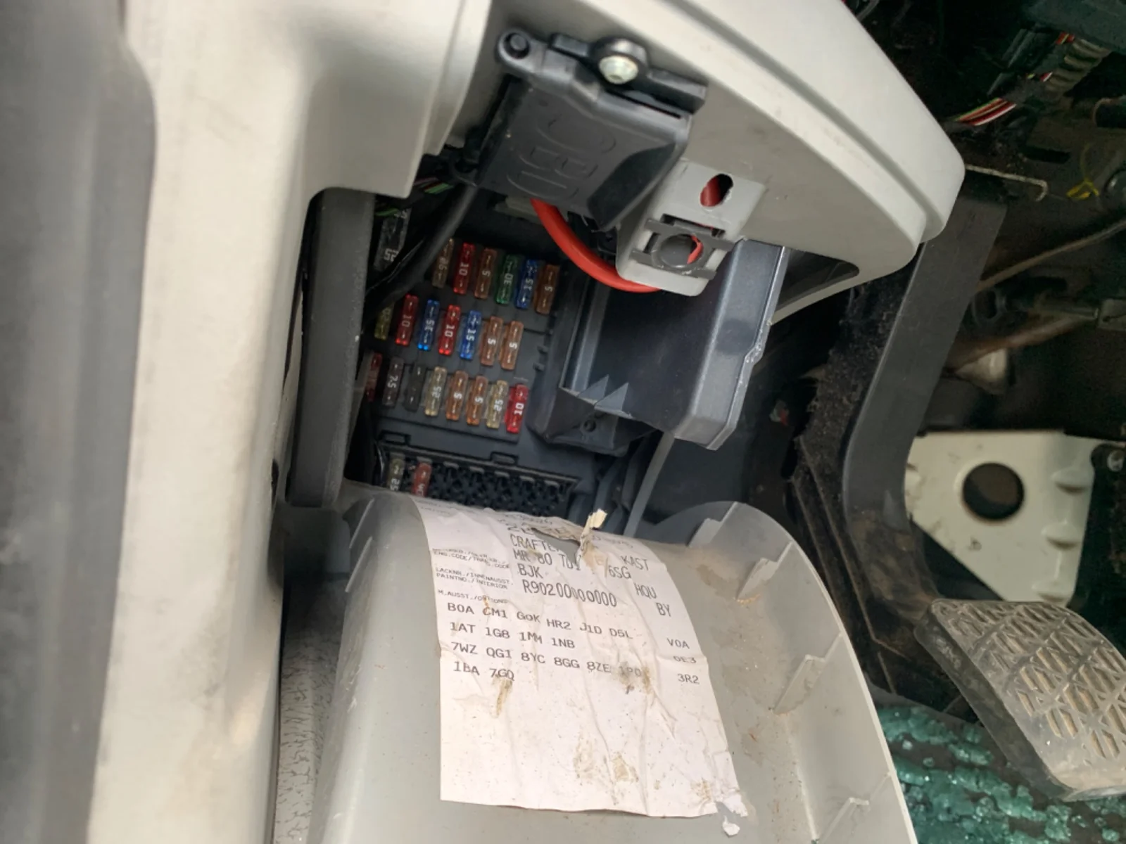 Foto de CAJA RELES / FUSIBLES VOLKSWAGEN CRAFTER FURGÓN (2E) 2.5 TDI DPF (109 CV / 80 KW)