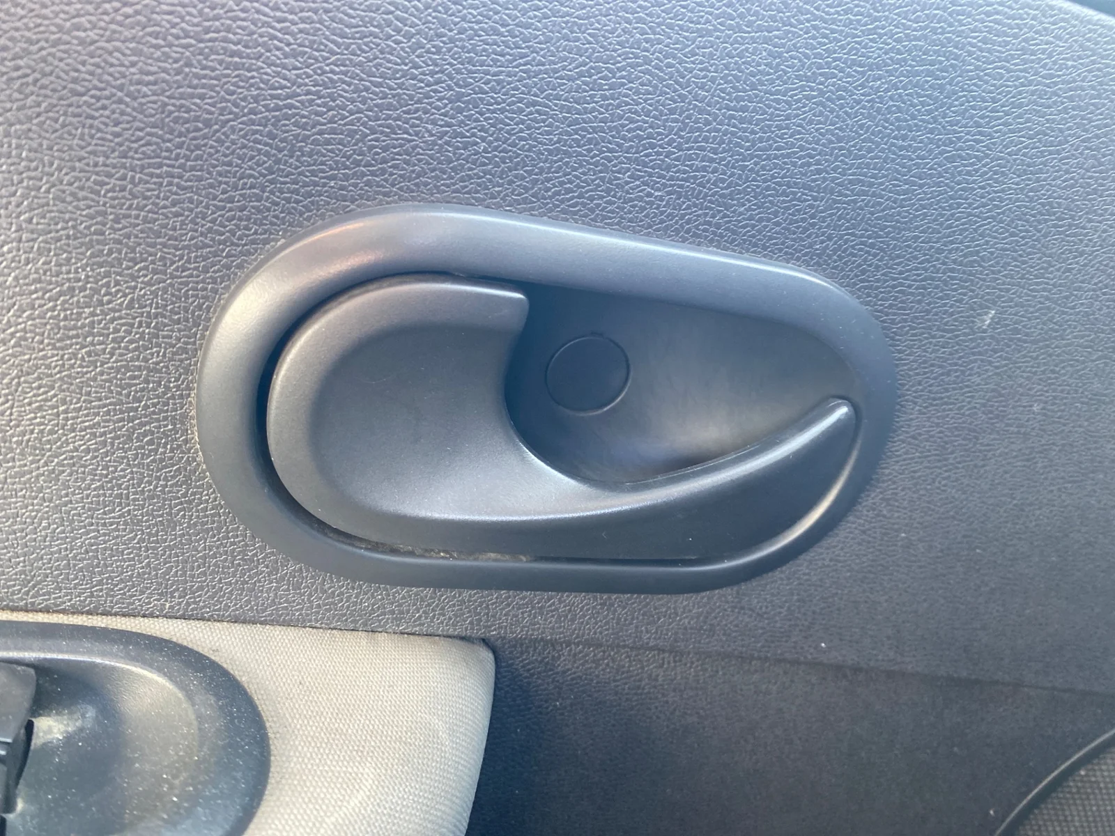 Foto de MANETA INTERIOR DELANTERA IZQUIERDA RENAULT CLIO III 1.5 dCi Diesel (68 CV / 50 KW)