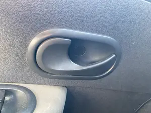 Foto de MANETA INTERIOR DELANTERA IZQUIERDA RENAULT CLIO III 1.5 dCi Diesel (68 CV / 50 KW)