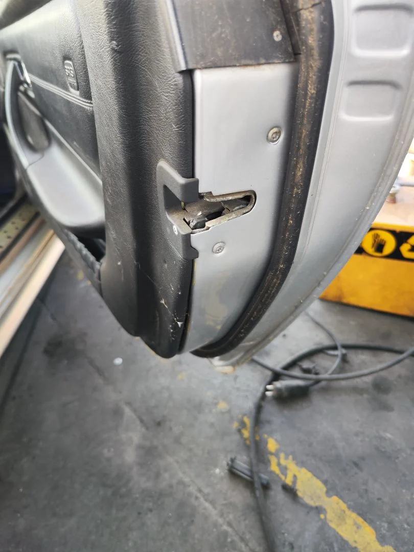 Foto de CERRADURA PUERTA DELANTERA DERECHA MERCEDES-BENZ SLK (BM 170) ROADSTER 2.0 16V CAT (136 CV / 100 KW) referencia A1707200435