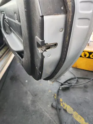 Foto de CERRADURA PUERTA DELANTERA DERECHA MERCEDES-BENZ SLK (BM 170) ROADSTER 2.0 16V CAT (136 CV / 100 KW) referencia A1707200435