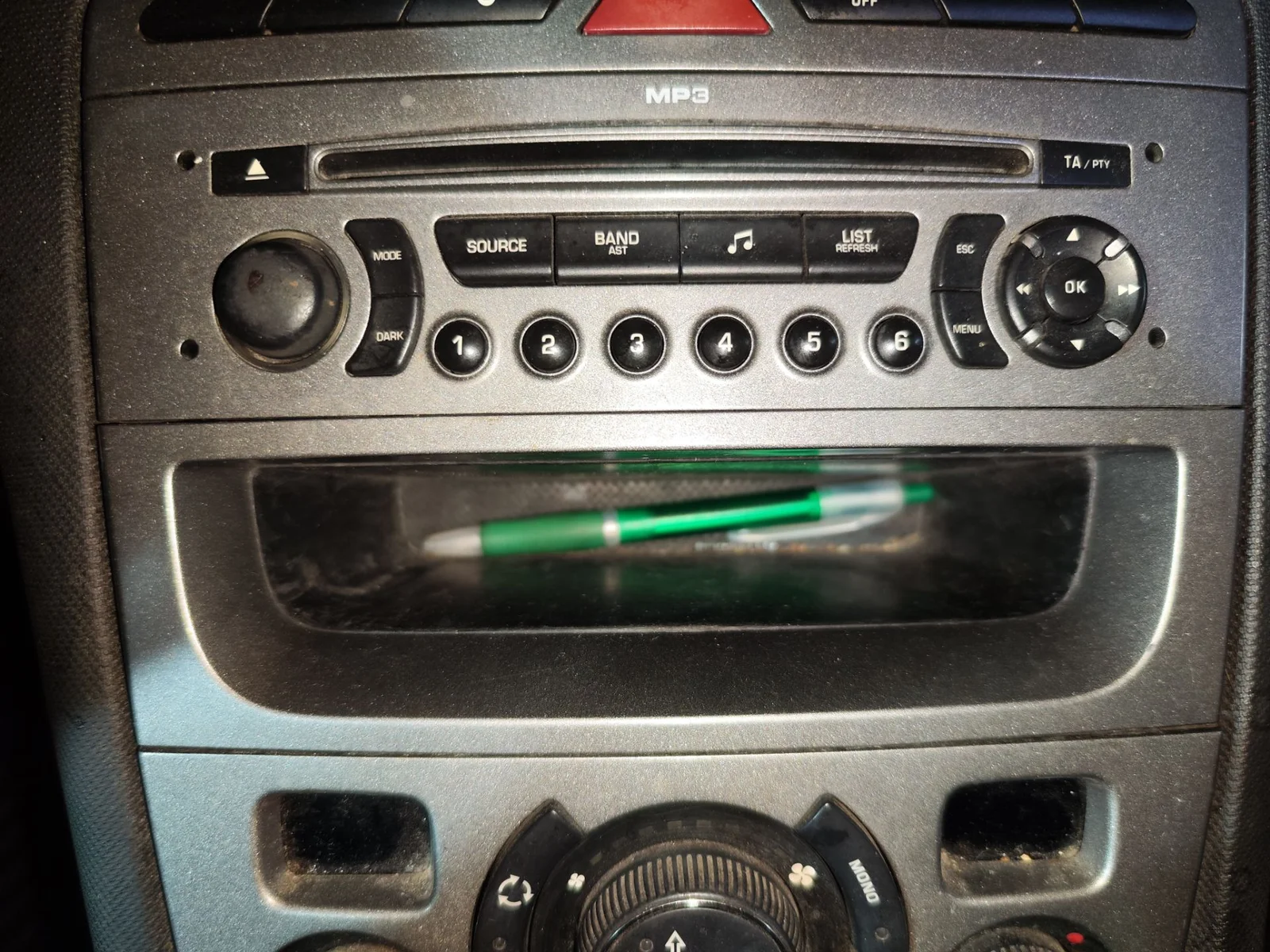 Foto de SISTEMA AUDIO / RADIO CD PEUGEOT 308 SW 1.6 HDi FAP CAT (9HZ / DV6TED4) (109 CV / 80 KW) referencia 96650206XH00