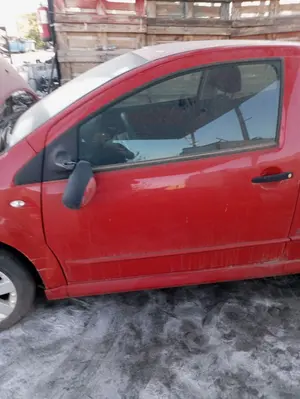 Foto de PUERTA DELANTERA IZQUIERDA CITROEN C2 1.4 (73 CV / 54 KW) referencia 9002T1 foto 3
