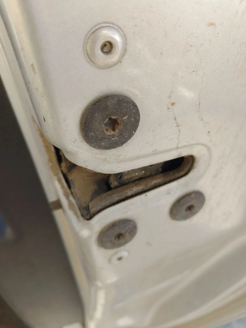 Foto de CERRADURA PUERTA TRASERA DERECHA RENAULT CLIO III 1.4 16V (98 CV / 72 KW)