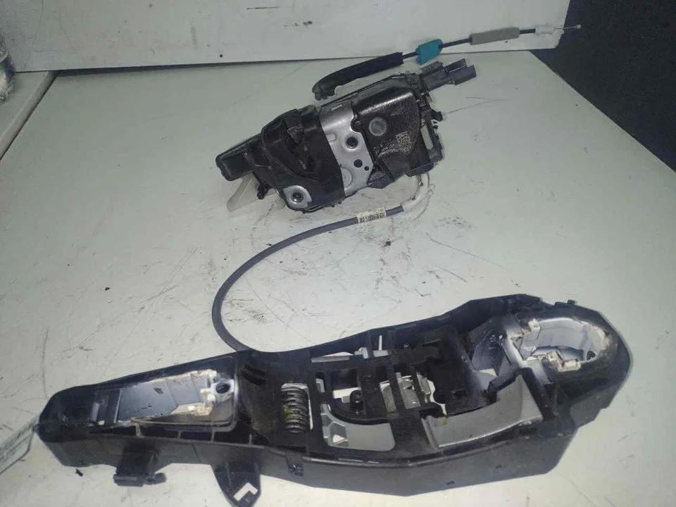 Foto de CERRADURA PUERTA DELANTERA IZQUIERDA PEUGEOT RIFTER 1.5 Blue-HDI FAP (131 CV / 96 KW) referencia A048069