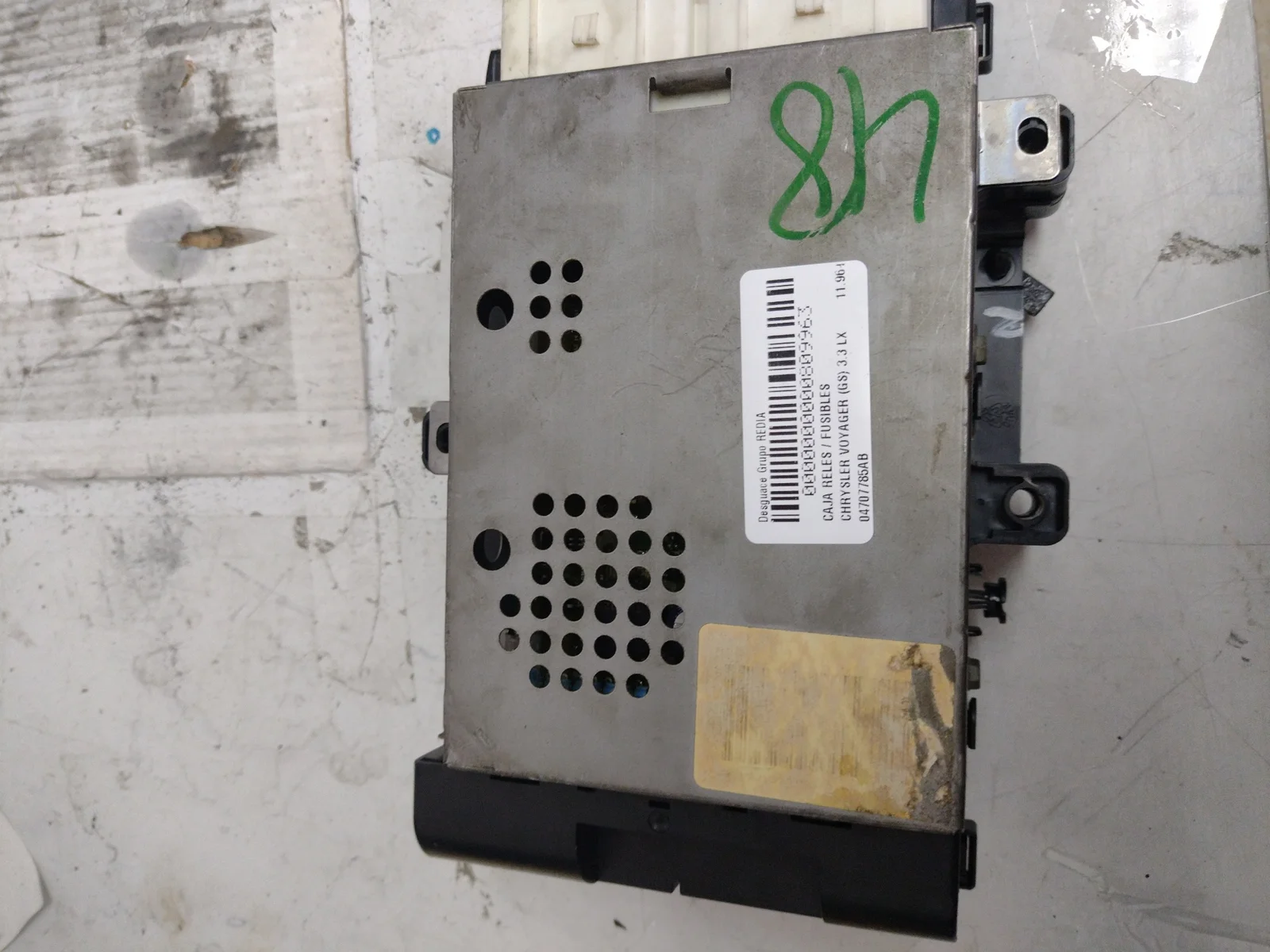 Foto de CAJA RELES / FUSIBLES CHRYSLER VOYAGER GS 3.3 CAT (158 CV / 116 KW) referencia 04707785AB