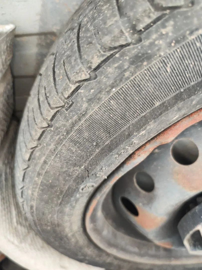 Foto de RUEDA DE REPUESTO RENAULT CLIO III 1.2 16V (75 CV / 55 KW)