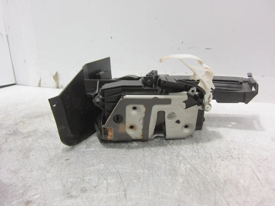 Foto de CERRADURA PUERTA TRASERA DERECHA FORD FOCUS SPORTBREAK (CB8) 1.6 TDCi CAT (95 CV / 70 KW) referencia BM5AA26412BE