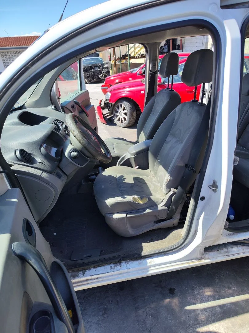 Foto de GOMAS CONTORNO PUERTA RENAULT KANGOO II (F/KW0) 1.5 dCi Diesel CAT (86 CV / 63 KW)