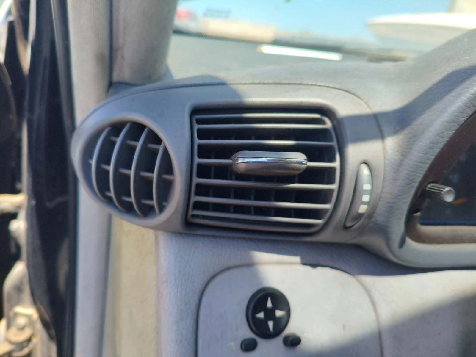 Foto de REJILLA AIREADORA MERCEDES-BENZ CLASE C (BM 203) BERLINA 2.2 CDI CAT (116 CV / 85 KW)