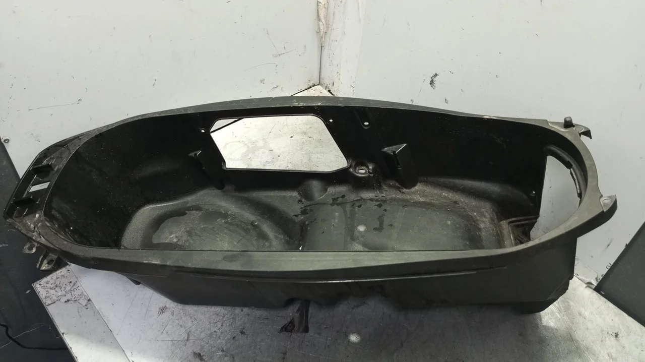 Foto de BAUL BAJO ASIENTO HONDA FORZA NSS 125 125 cm3 - 11 kW (15 CV / 11 KW) referencia 81250-K40-F600