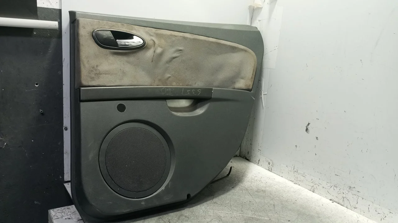 Foto de GUARNECIDO PUERTA TRASERA DERECHA SEAT LEON (1P1) 1.9 TDI (105 CV / 77 KW) referencia 1P0867212