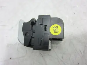 Foto de MANDO ELEVALUNAS TRASERO DERECHO AUDI A3 SEDÁN (8VM) 2.0 16V TDI (150 CV / 110 KW) referencia 8V0959855C foto 4