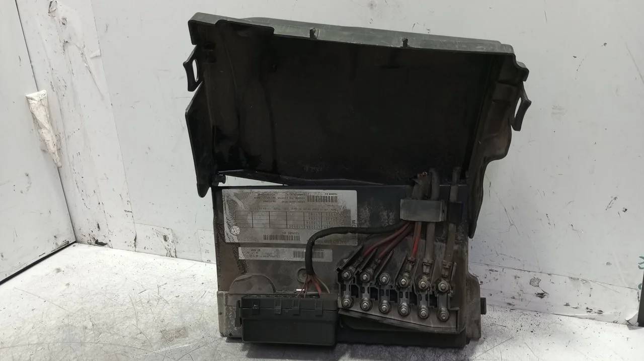 Foto de CAJA RELES / FUSIBLES SEAT CORDOBA BERLINA (6L2) 1.4 16V (101 CV / 74 KW) referencia 6Q0937550