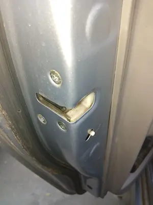 Foto de CERRADURA PUERTA TRASERA IZQUIERDA MITSUBISHI GRANDIS (NA0W) 2.0 DI-D CAT (136 CV / 100 KW)