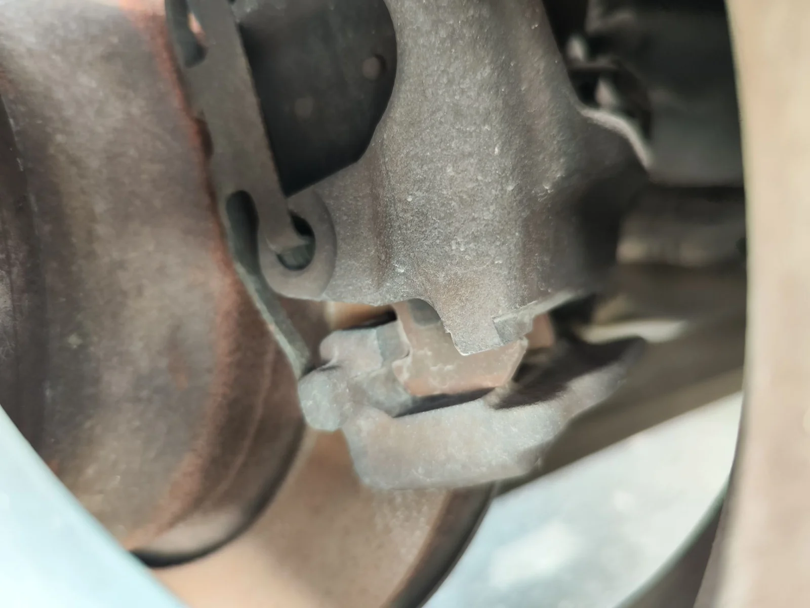 Foto de PINZA DE FRENO TRASERA DERECHA VOLKSWAGEN TOUAREG (7LA) 2.5 TDI (174 CV / 128 KW)