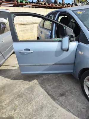 Foto de PUERTA DELANTERA DERECHA FORD FOCUS BERLINA (CAP) 1.8 TDCi Turbodiesel CAT (116 CV / 85 KW) referencia 1505703 foto 3
