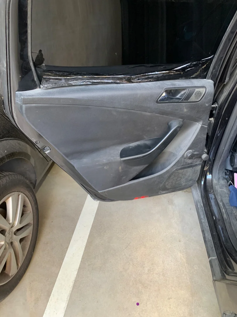 Foto de GUARNECIDO PUERTA TRASERA IZQUIERDA VOLKSWAGEN PASSAT VARIANT (3C5) 2.0 TDI (140 CV / 103 KW) referencia 3C9867211DLFKZ