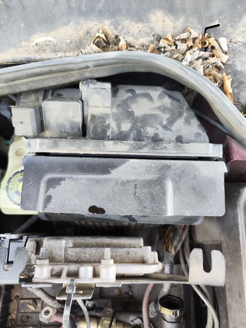 Foto de CAJA FILTRO AIRE RENAULT MEGANE II BERLINA 3P 1.9 dCi Diesel (120 CV / 88 KW)