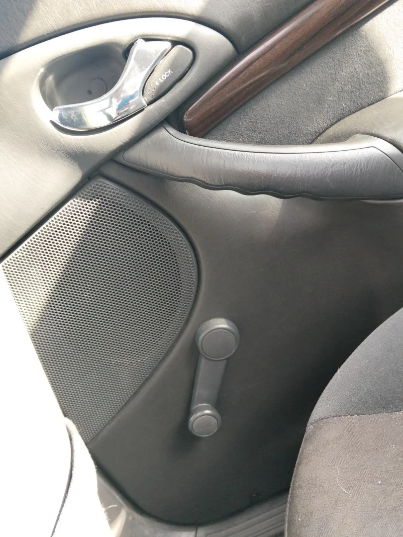 Foto de MANETA ELEVALUNAS TRASERA DERECHA FORD FOCUS BERLINA (CAK) 1.6 16V CAT (101 CV / 74 KW)