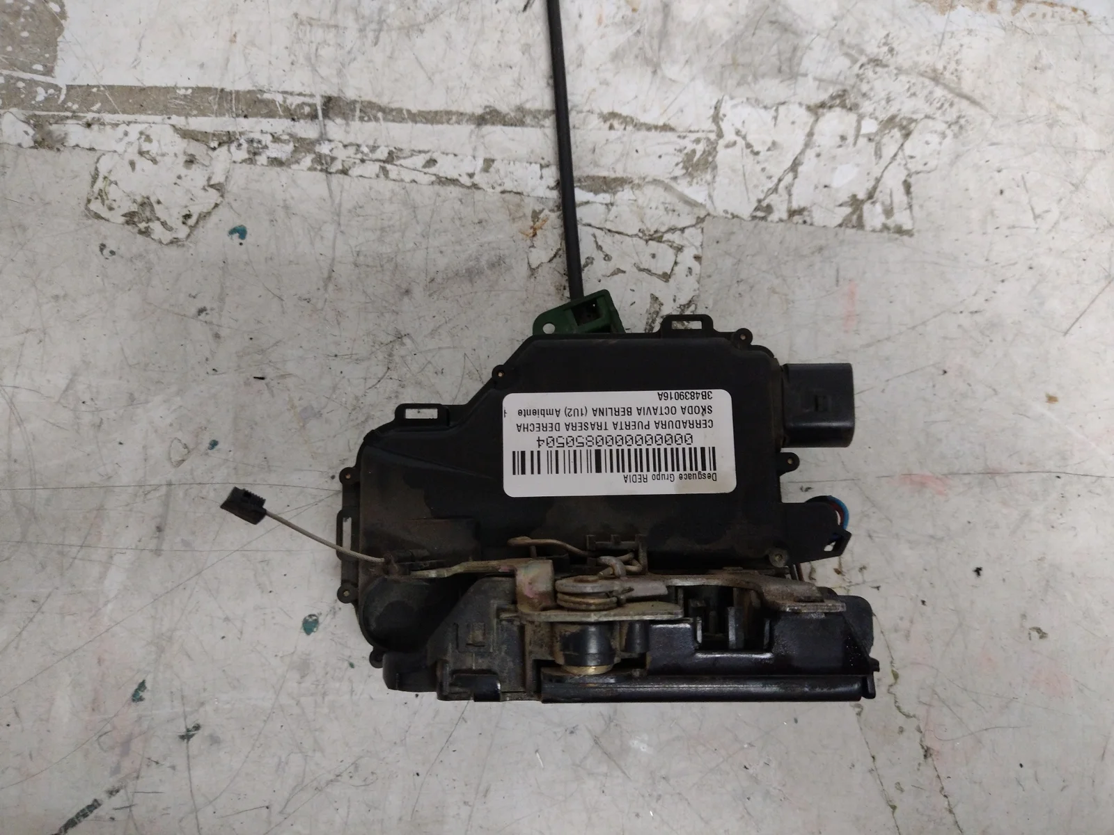 Foto de CERRADURA PUERTA TRASERA DERECHA SKODA OCTAVIA BERLINA (1U2) 1.9 TDI (90 CV / 66 KW) referencia 3B4839016A