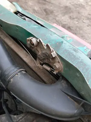 Foto de CERRADURA CAPO PEUGEOT 106 (S2) 1.1  (60 CV / 44 KW)