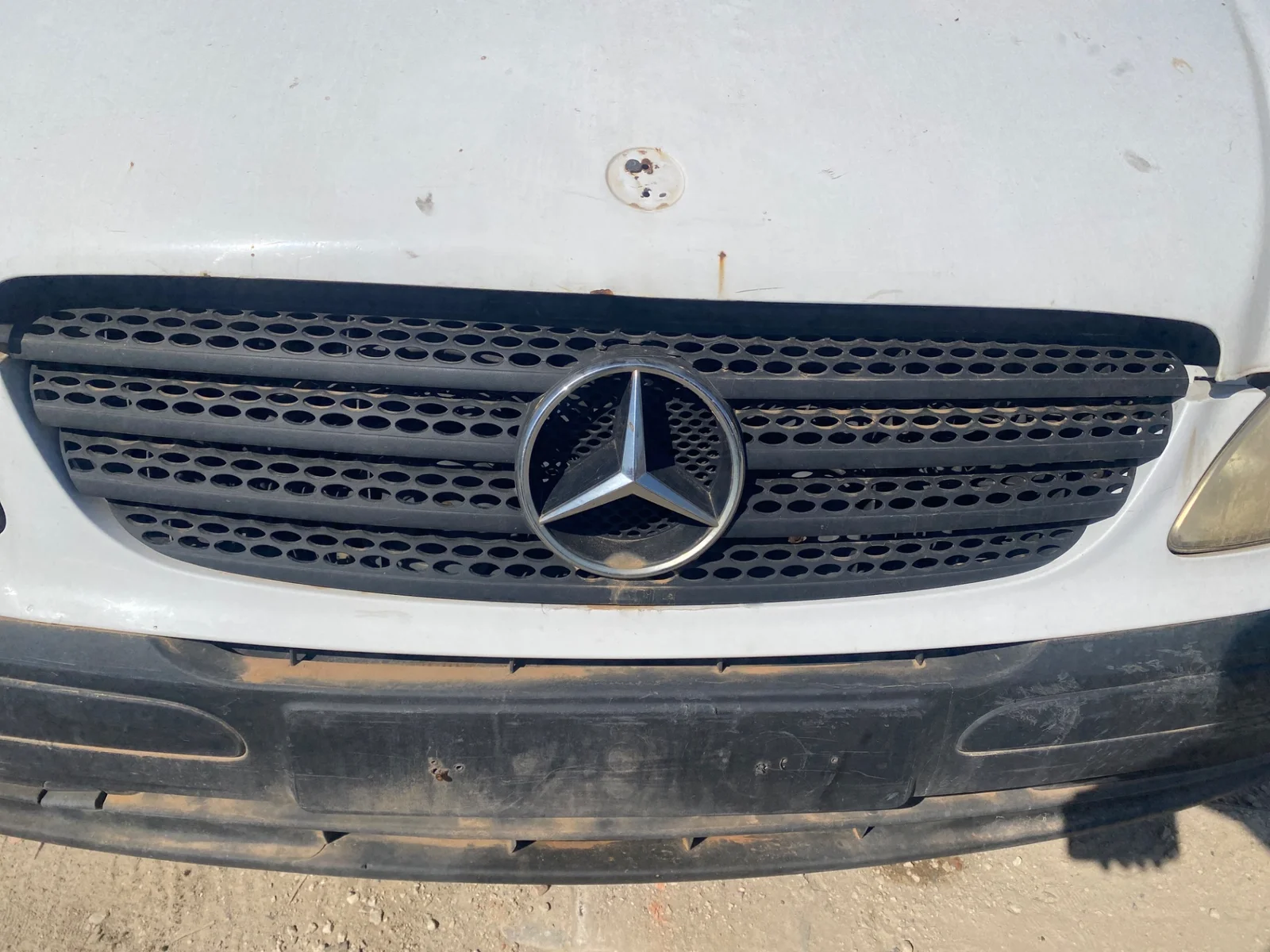 Foto de REJILLA DELANTERA MERCEDES-BENZ VITO FURGÓN (639) 2.1 CDI CAT (109 CV / 80 KW)