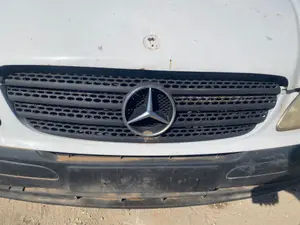 Foto de REJILLA DELANTERA MERCEDES-BENZ VITO FURGÓN (639) 2.1 CDI CAT (109 CV / 80 KW)